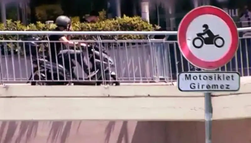 Üst Geçitler Motokuryelerin İşgali Altında: Sesler Yükseliyor!