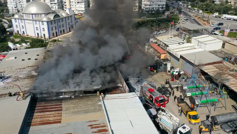İzmir'de Oto Lastikçide Korkutan Yangın! Yangının Sebebi Ne Olabilir?