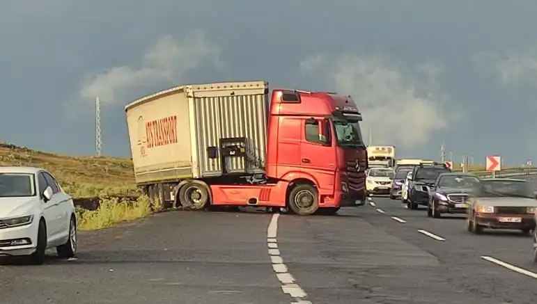 Uzun TIR Kuyrukları Yola Çıktı: Kaydı Yapılamayan Araçlar Sorun Yarattı