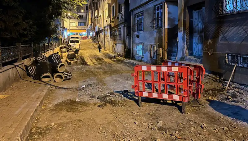 Bayrampaşa'da Şok Edici Olay: Rögar Kapağı Patladı ve Sokak Sularla Dolu!