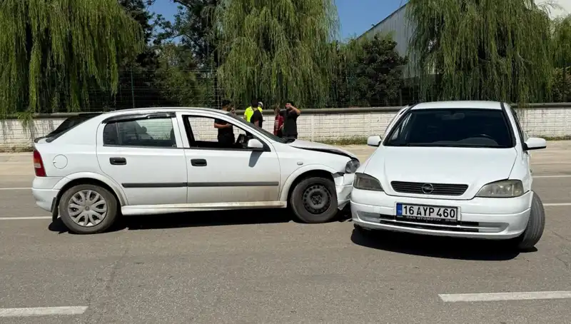 İki Otomobil Çarpıştı: İki Yaralı ve Hayat Kurtaran Anlar