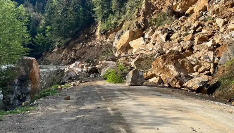 Giresun'da Büyük Heyelan: Yol Ulaşımına Kapanma İhtimali Artıyor