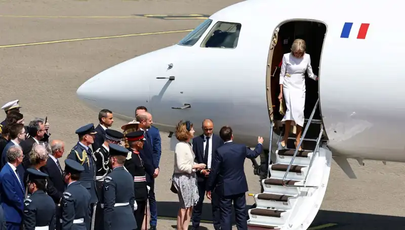 Eşi Brigitte Macron'un Elini Havada Bıraktı: Bu Olayın Arkasındaki Gerçek Ne?