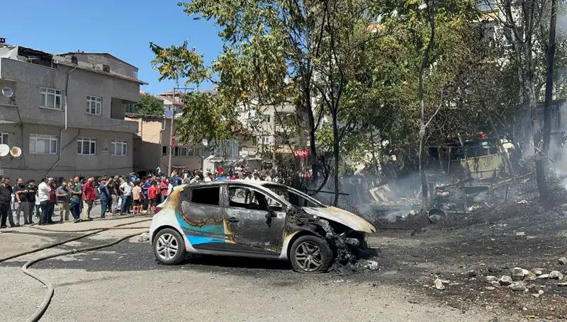 Gecekonduda Çıkan Yangın, Park Halindeki Araçları Alev Alev Yaktı
