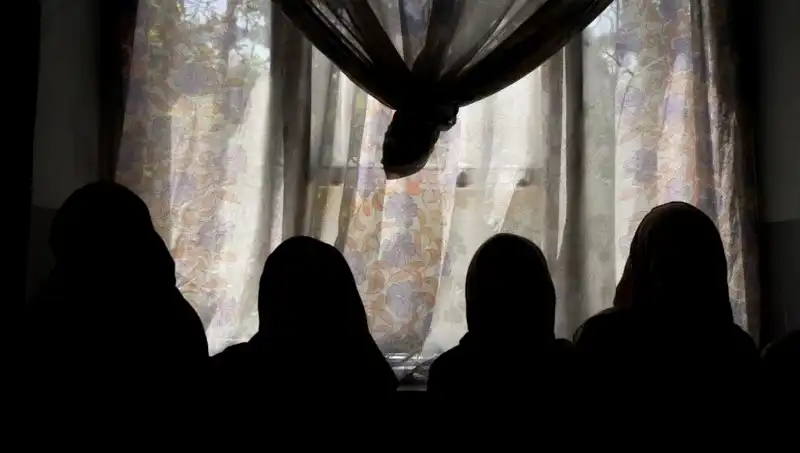 Taliban, Kadın Yazarların Eserlerini Yasaklayarak Kadınların Sesini Susturuyor!