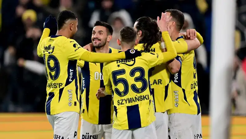 : Kadıköy'de Futbol Coşkusu Tavan Yapıyor: "Bu İşi Bitirelim!"