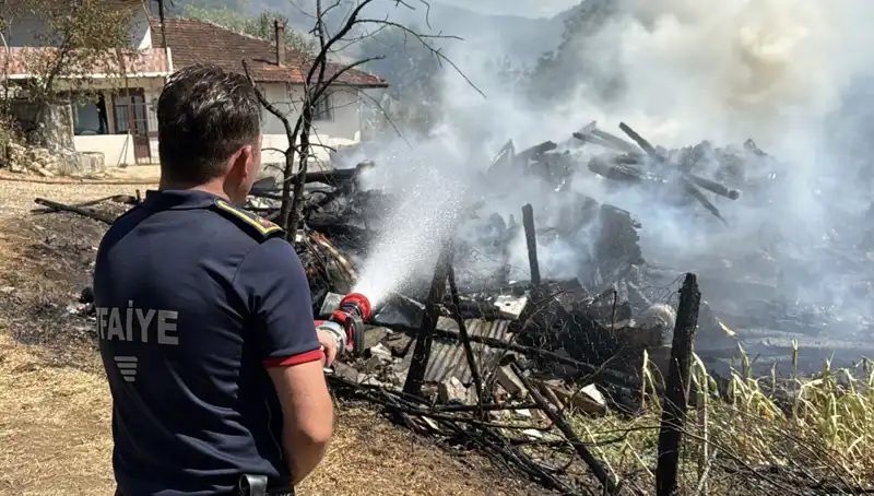 Evde Patlak Veren Yangın, Ormanı Tehdit Ediyor: Ekipler Zamanla Yarışıyor