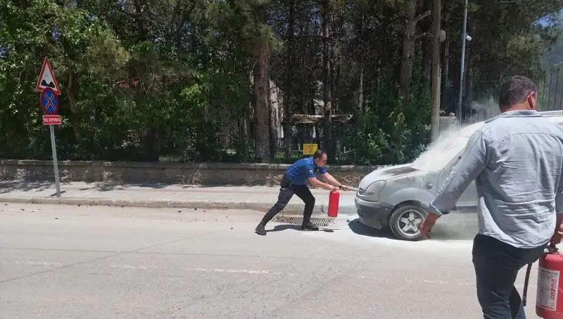 Emniyet Binasının Önünde Yangın: Alev Alan Araç Polis Ekipleri Tarafından Söndürüldü