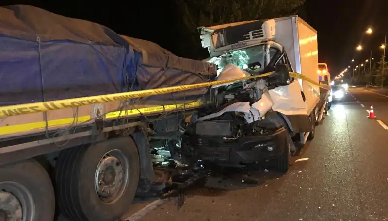 Park Halindeki Tıra Çarpan Kamyonet Kazası: 1 Ölü, 1 Yaralı