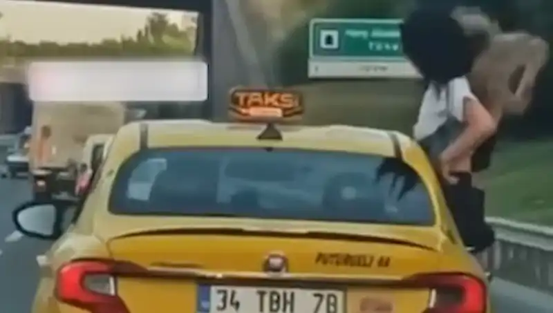 TEM Otoyolu'nda Taksinin Camından Sarkan Gençler Şok Etti!