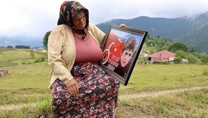 Eren Bülbül'ün Annesine Özel Bayram Kutlaması: DEM Parti Duygusal Anlar Yaşattı