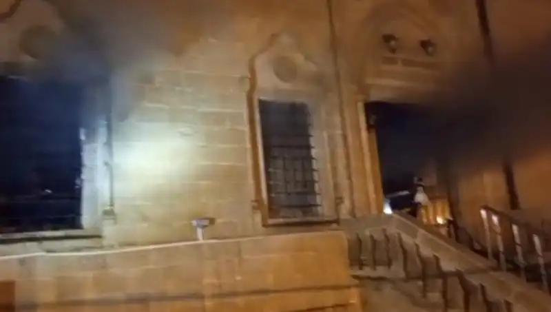 Mardin'de Cami Yangını: Kentin Kalbinde Küçük Bir Felaket