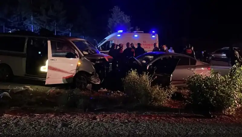 Karşıt Yönde Seyir Eden İki Araç Kafa Kafaya Çarpıştı: Korkunç Kaza