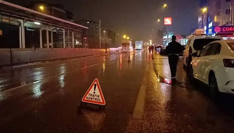 Bursa'da Kaza Sonrası Güvenlik Önlemi Alan Polisi Kamyonet Çarptı