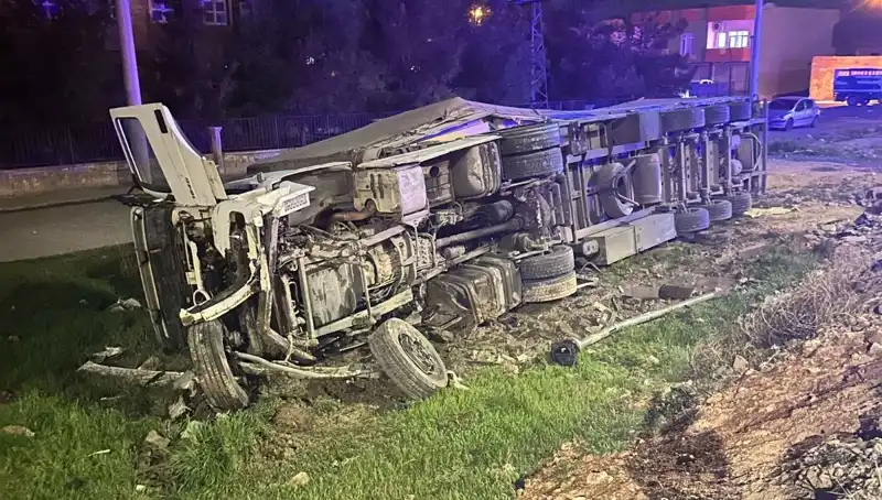 TIR Devrildi: 6 Yaralı, Yolcular Arasında Panik Hüküm Sürdü