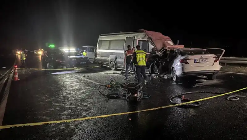 Ters Yolda Giden Minibüs Alev Alev Yandı: 1 Ölü, 1 Yaralı