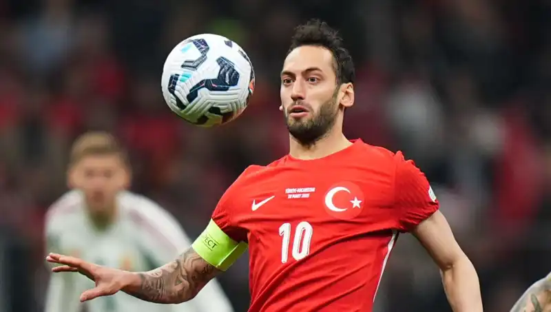 Hakan Çalhanoğlu'nun Fenerbahçe'ye Transferi: Mourinho'nun Israrı ve Detaylar