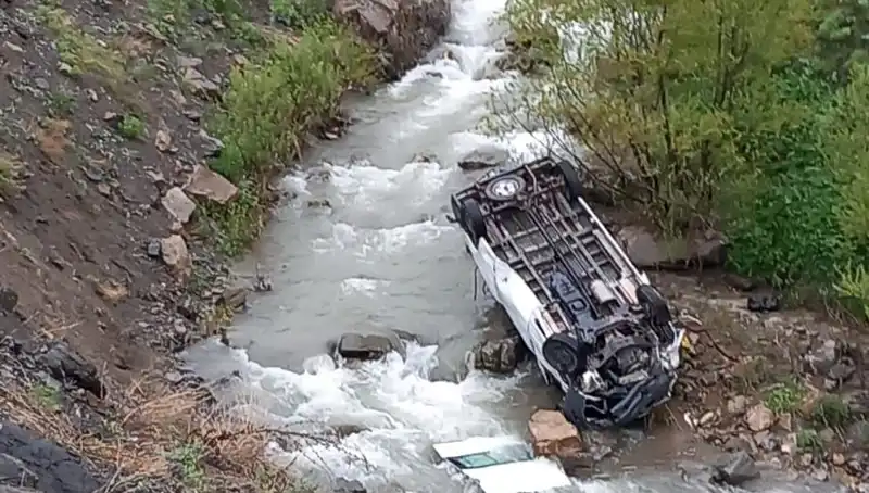 Hakkari'de Feci Kaza: İşçileri Taşıyan Minibüs Devrildi, 2 Ölü 3 Yaralı