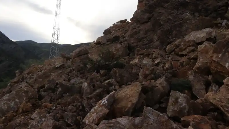 Erzurum'da Heyelan: Dev Kayalar Yolu Ulaşıma Kapandı!