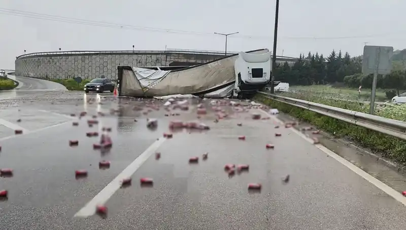 TIR Devrildi, İçkiler Yola Saçıldı: Olay Sadece Maddi Hasarla Kaldı