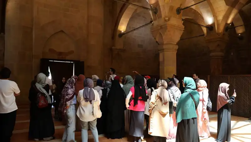 Dillerin Kısırlığı ve Kalemlerin Kırıklığı: Dünyada Eşi Benzeri Olmayan Bir Fenomen