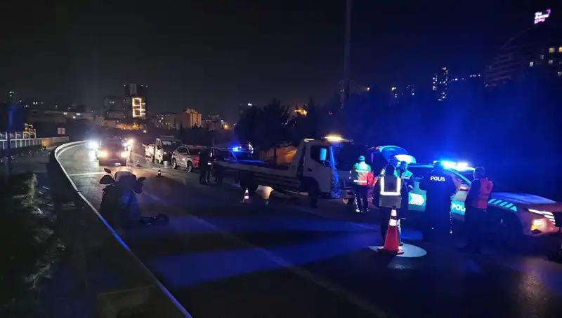 TEM Otoyolu’nda Şaşkına Çeviren Kaza: Yatan Kişi Metrelerce Sürüklendi