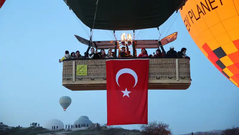 Kapadokya'da 23 Nisan coşkusu: Balonlar gökyüzünde Türk bayraklarıyla süzüldü