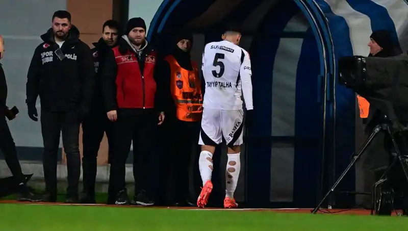 Beşiktaş Taraftarına Kırmızı Kart Cezası: Tayyip Talha'dan Duygusal Özür