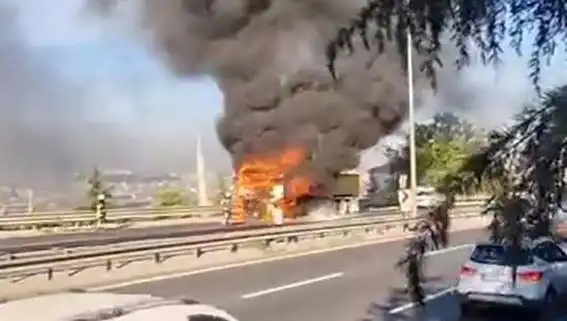 D-100 Karayolu'nda TIR Yangını: Trafik Felç Oldu, Yolcular Panik İçinde