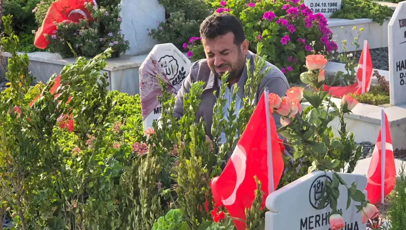 Deprem Şehitliğinde Bayram Coşkusu: Acı ve Hatıralar İç İçe Geçti