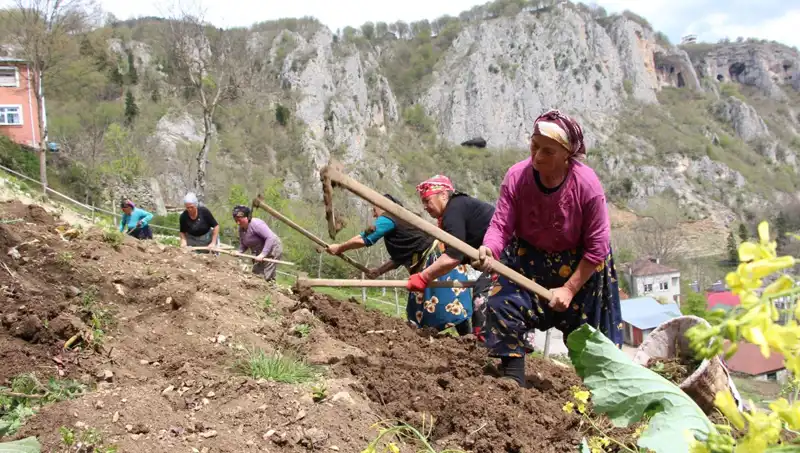 Zorlu Mesai Başladı: Maden İşçileri Sepetler ve Kazmalarla Göreve Çıktı