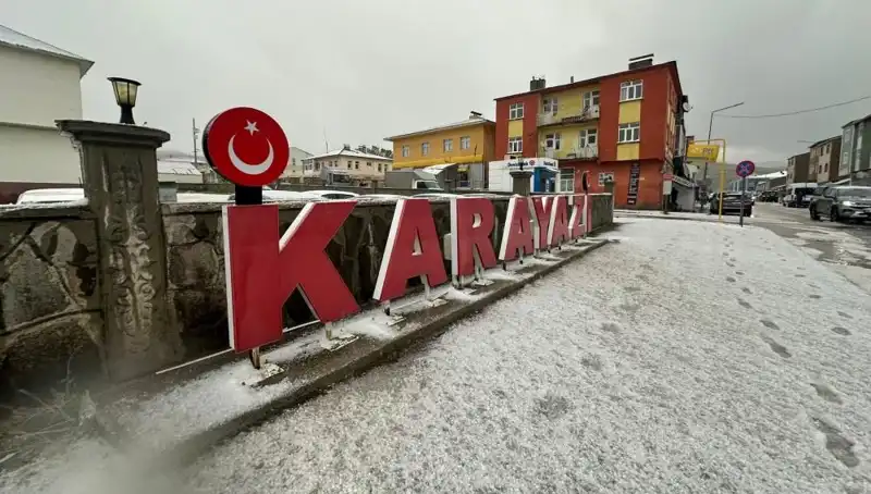 Temmuzda Yaşanan Kar Yağışı Sürücüleri Şaşırttı: Yollar Beyaza Büründü