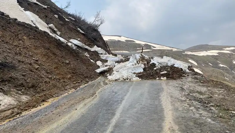 Muş'ta Heyelanla Kapanan Köy Yolu, Yeniden Ulaşıma Açıldı