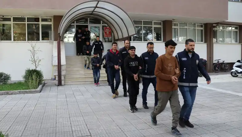 Edirne ve Kırklareli'nde Kaçak Göçmen Operasyonları: Yüzlerce Göçmen Yakalandı