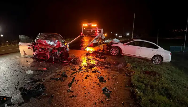 Çanakkale'de Korkunç Trafik Kazası: İki Araç Çarpıştı, 3 Kişi Hayatını Kaybetti