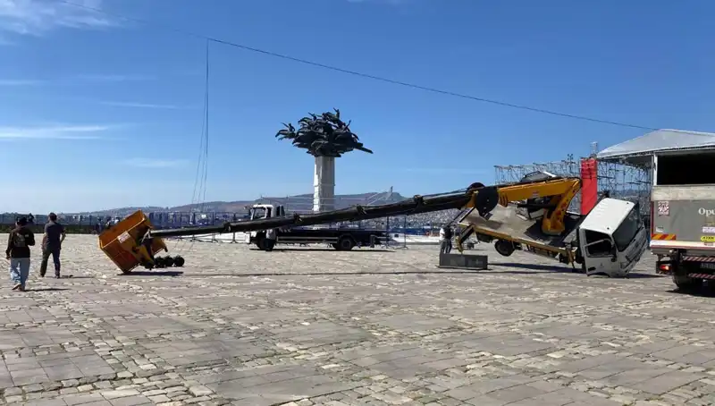 Sahne Kurulumunda Vinci Devrildi: Tek Yaralı Olay Yerinde Panik!