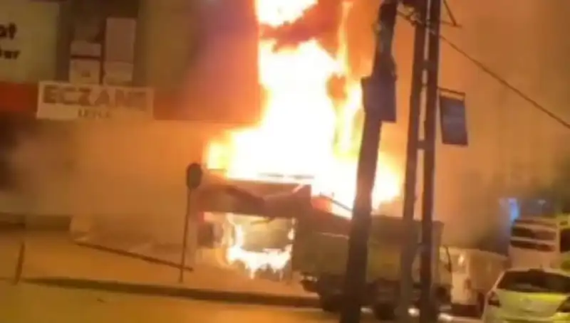 Başakşehir'deki İş Merkezinde Korkutan Yangın: Olay Yerinden Son Gelişmeler