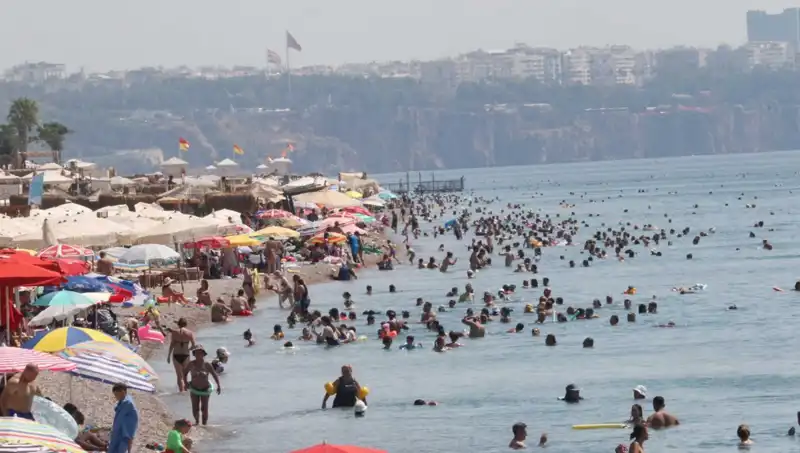 Antalya'da Sıcak Deniz Su Sıcaklığı Rekor Kırıyor: Tatilciler Şaşkın!