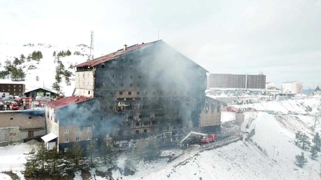 Yangın ile ilgili otelin sahibi de dahil 4 kişi gözaltına alındı
