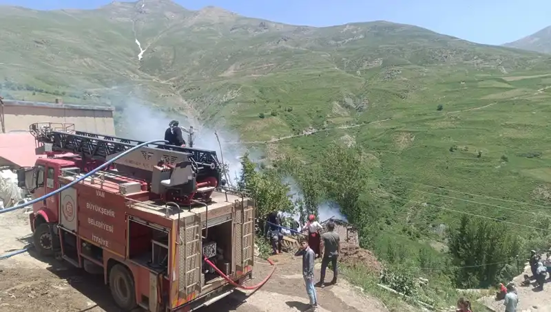 Van'da Evde Yangın Faciası: Bir Çocuk Hayatını Kaybetti