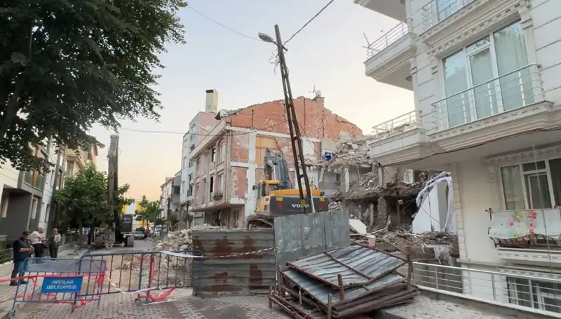 Yıkım Sırasında Kopan Elektrik Kabloları İki Sokağı Karanlığa Gömüyor