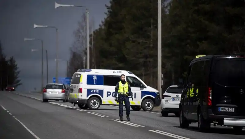Finlandiya Okulunda Bıçaklı Saldırı: Üç Öğrenci Yaralandı, Şüpheli Gözaltında