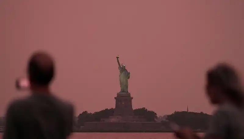 Kanada Yangınları New York'u Karanlığa Gömüyor: Duman Hava Kalitesini Düşürüyor
