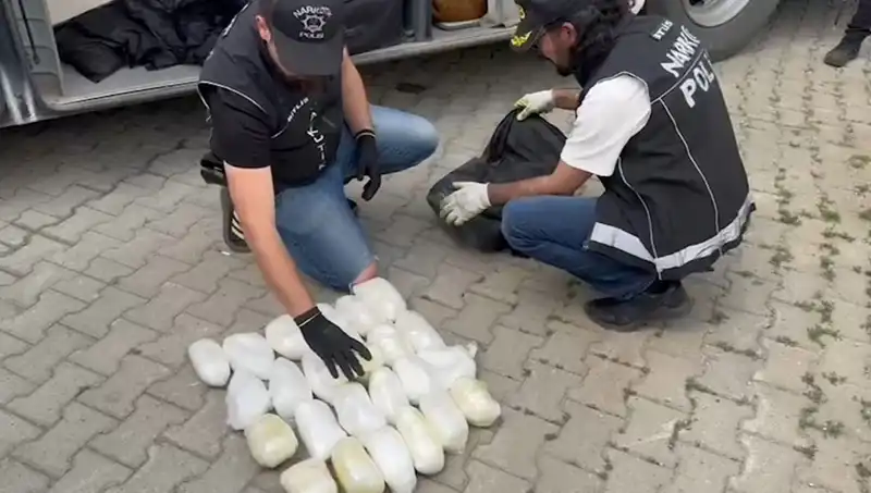 Yurt Dışından Gelen Yolcunun Valizinden 13 Kilo Metamfetamin Çıktı!