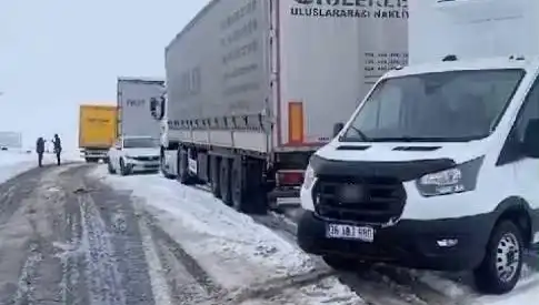 Kars-Ardahan Karayolunda Kar Yağışı, TIR'lar Yolda Kaldı!