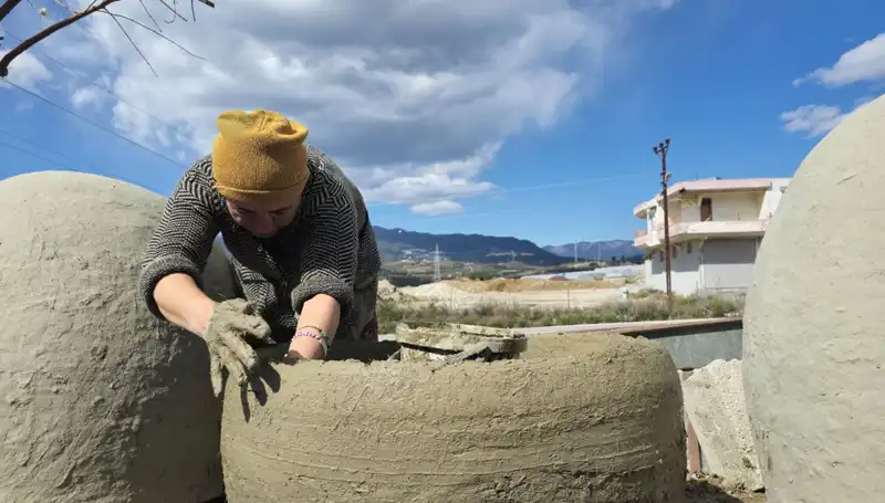 Hataylı Kadınlar Killi Toprağı İşleyerek Geleneklerini Yaşatıyor
