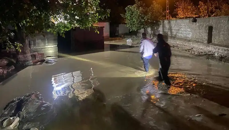 20 Dakikalık Sağanak, Sel Felaketine Neden Oldu: Evler Tehlikede