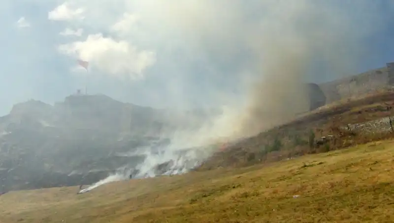 Kars Kalesi Eteklerinde Korkutan Anız Yangını: İtfaiye Ekipleri Seferber Oldu