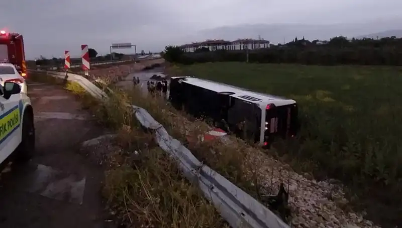Manisa'da Yolcu Otobüsü Kazası: Yaralıların Durumu ve Olayın Nedeni