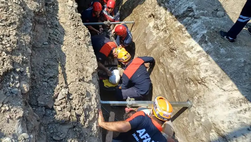 Göçük Altında Kalan İşçi, Kahraman Kurtarma Ekibi Tarafından Hayata Döndürüldü